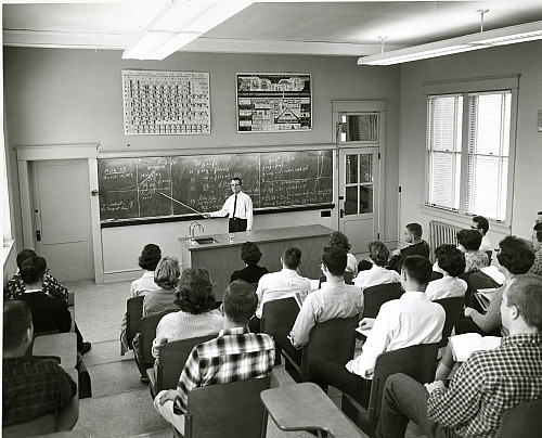 Rusty Young ('27) lecturing in Miller Hall