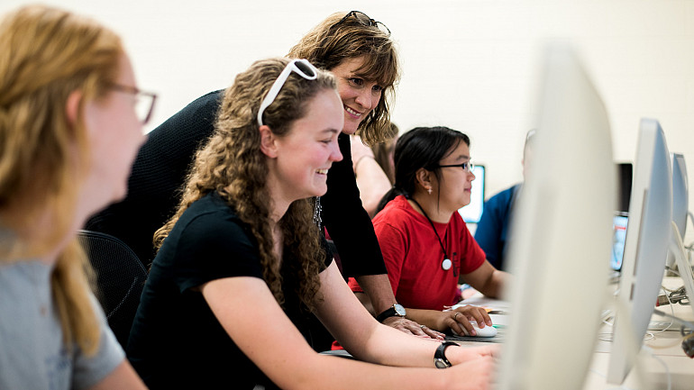 MCOM students in mac lab
